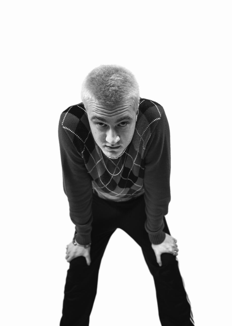 CD / ST / PD: Lee Tatlock. PH: Alex English